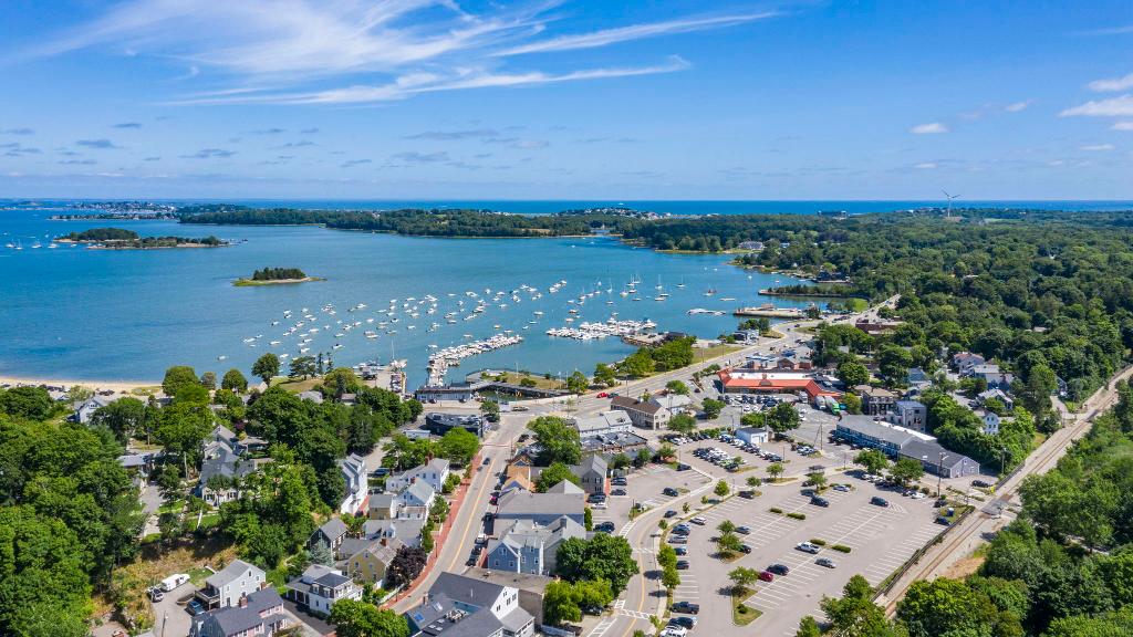 Limo & Car Service from/to Logan Airport to Hingham, MA