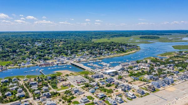 Limo & Car Service from/to Logan Airport to Marshfield, MA